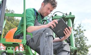 Mann mit digitalem Büro auf dem Tablet