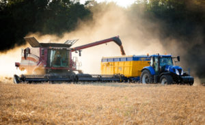 Case IH Dreschen new holland Traktor mit anhänger