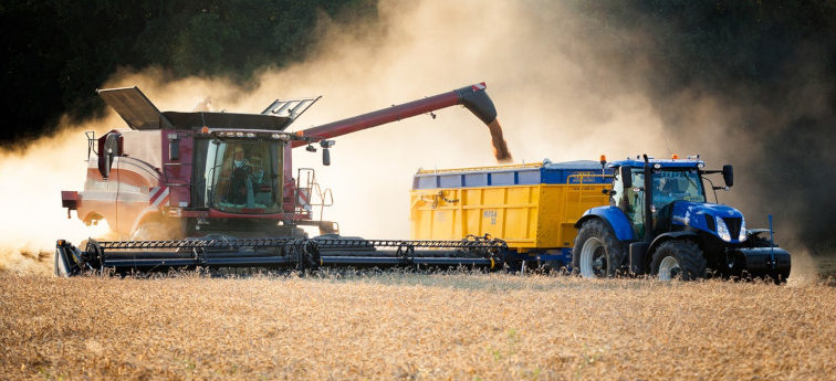 Case IH Dreschen new holland Traktor mit anhänger