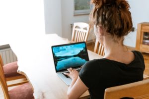Rücken einer Frau mit Laptop