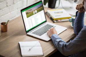 Mann am Schreibtisch mit Agrarsoftware