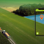 Traktor mit Navigationspfeil und Smartphone mit Navigationspunkt am Feld