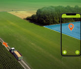 Traktor mit Navigationspfeil und Smartphone mit Navigationspunkt am Feld