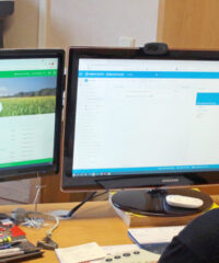 Digitales Agrarbüro mit zwei Monitoren