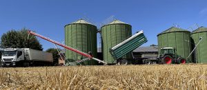 Lieferscheine schreiben in top farmplan. Ein Trecker lädt Raps auf einen LKW.